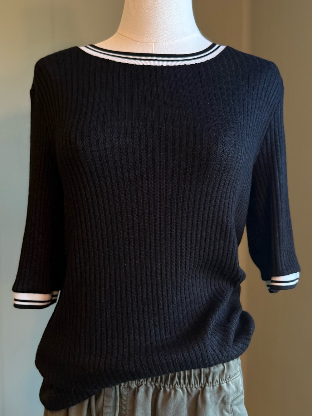 Banana Republic Black Ribbed Crewneck Sweater with White Trim Size Medium